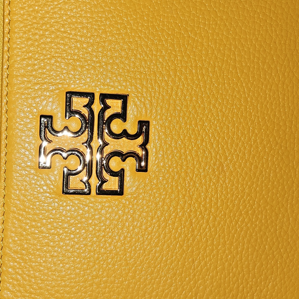Tory Burch Large Britten Zip Around NWOT - Picture 2 of 11